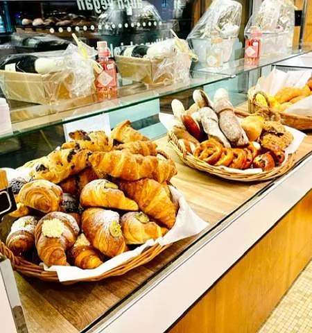 Verschiedene Croissants und Süssigkeiten